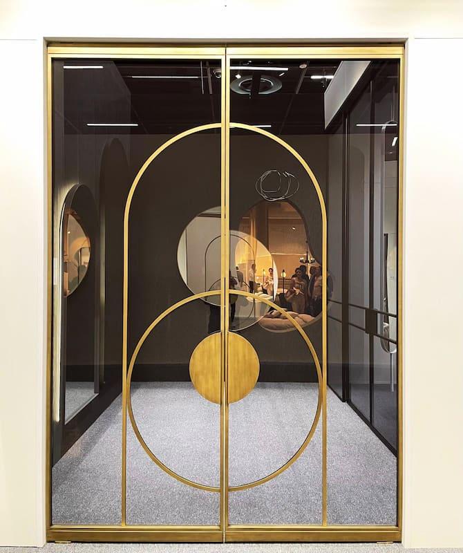 dubbele-stalen-scharnierdeur-goud-luna-handgreep-gebogen-vlakverdeling