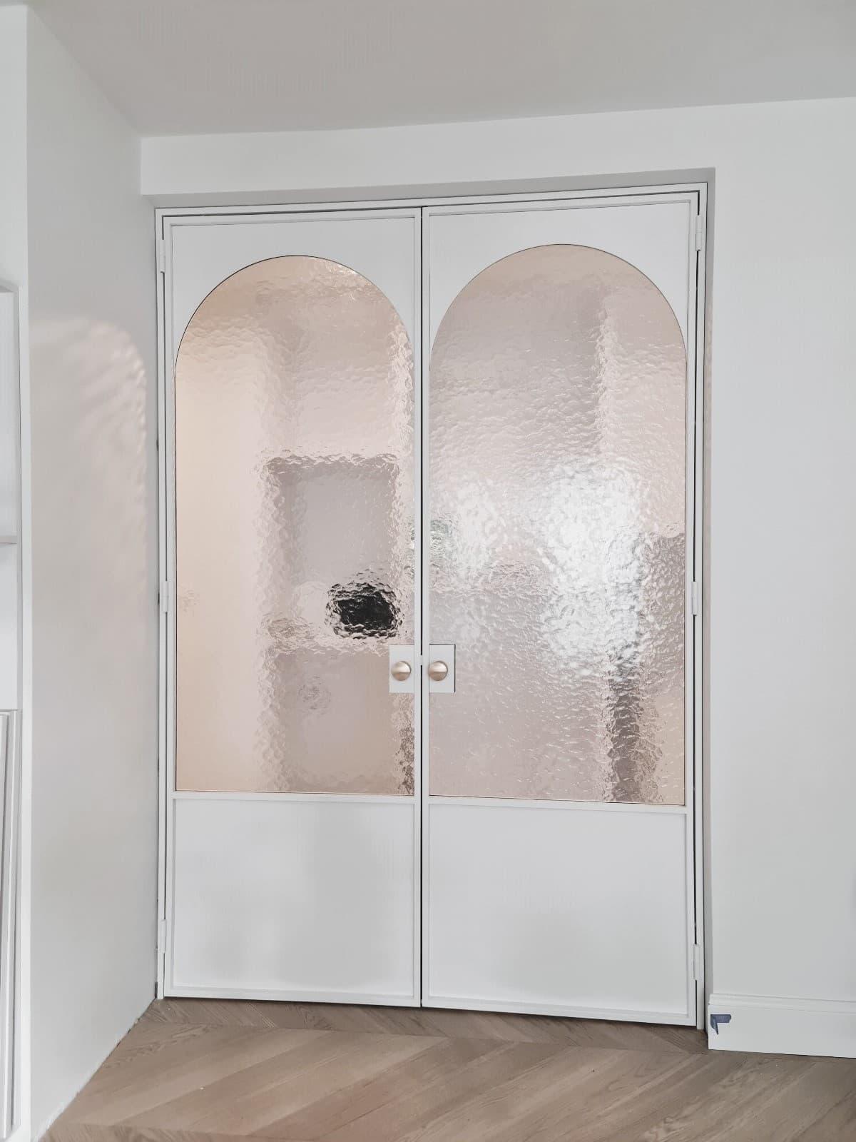 Dubbele stalen deur met witte poedercoating en gebogen paneel